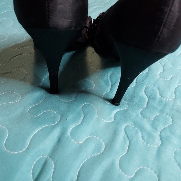 Manhattan collections black heels 7.5 Bows on front - Picture 4 of 8
